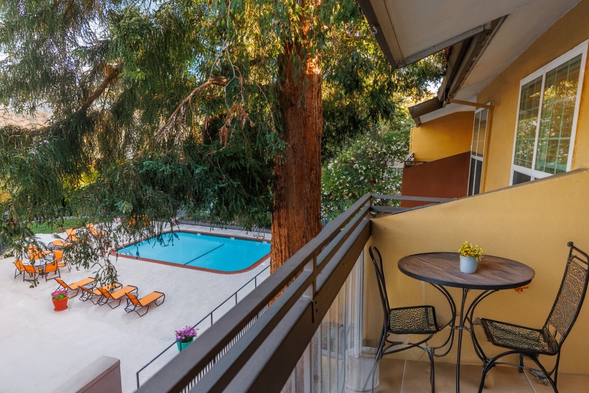 Redwood Plaza Apartments photo 4